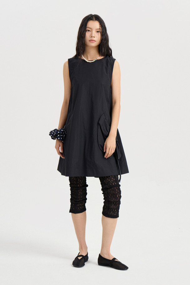 A 라인 미니 드레스 (블랙)는 여성스러운 실루엣을 연출하는 A라인 핏의 미니 원피스입니다. 봄, 여름, 가을 세 계절 모두 활용 가능하며, 데이트룩, 동네 마실룩, 카페룩 등 다양한 TPO에 적합합니다. 캐주얼, 미니멀, 스트리트 스타일을 모두 아우르는 디자인으로, 무지 패턴의 블랙 컬러가 시크한 매력을 더합니다. 나일론 소재로 제작되어 편안한 착용감을 선사하며, 민소매 디자인으로 시원하게 입을 수 있습니다. 포켓 디테일과 레이어드 연출이 가능하며, 워싱 가공을 거쳐 자연스러운 분위기를 자아냅니다.
