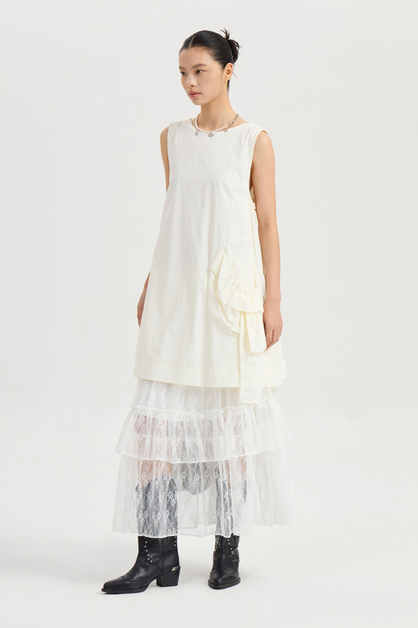 A 라인 미니 드레스 (아이보리)는 크리에이티브하며 클래식한 감성을 선사하는 여성용 캐주얼 원피스입니다. 나일론 혼방 소재로 제작되어 워싱감 있는 촉감을 느낄 수 있으며, A라인 핏과 미니 기장으로 여성스러운 실루엣을 연출합니다. 라운드넥과 민소매 디자인으로 시원하고 활동적인 느낌을 주며, 포켓 디테일이 실용성을 더합니다. 데이트룩, 카페룩, 쇼핑룩 등 다양한 TPO에 맞춰 클래식, 미니멀, 캐주얼 스타일을 완성해보세요. 안감은 IVX에 있으며, 단독 또는 레이어드하여 다양한 스타일을 연출할 수 있습니다.
