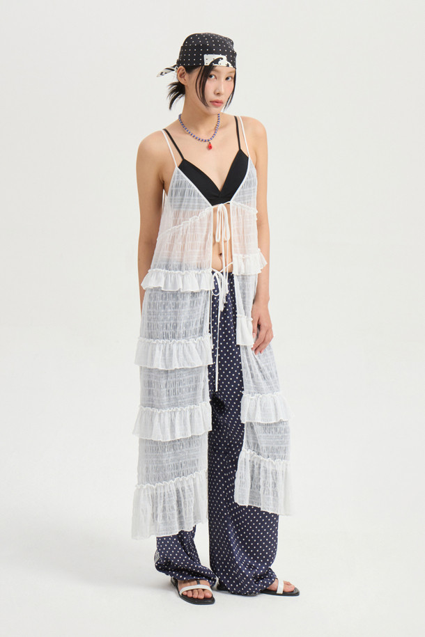화이트 컬러의 [Re-Order] Sleeveless Frill Dress는 여름을 위한 데일리 및 캐주얼 스타일의 슬리브리스 프릴 드레스입니다. 부드러운 레이스 소재에 도트 패턴이 더해져 여성스러운 무드를 자아내며, 루즈핏 A라인 실루엣과 얇은 두께감으로 시원하게 착용할 수 있습니다. 비대칭 셔링 및 프릴 디테일, 레이어드 스타일링이 가능한 디자인으로, 다양한 스타일 연출이 용이합니다.
