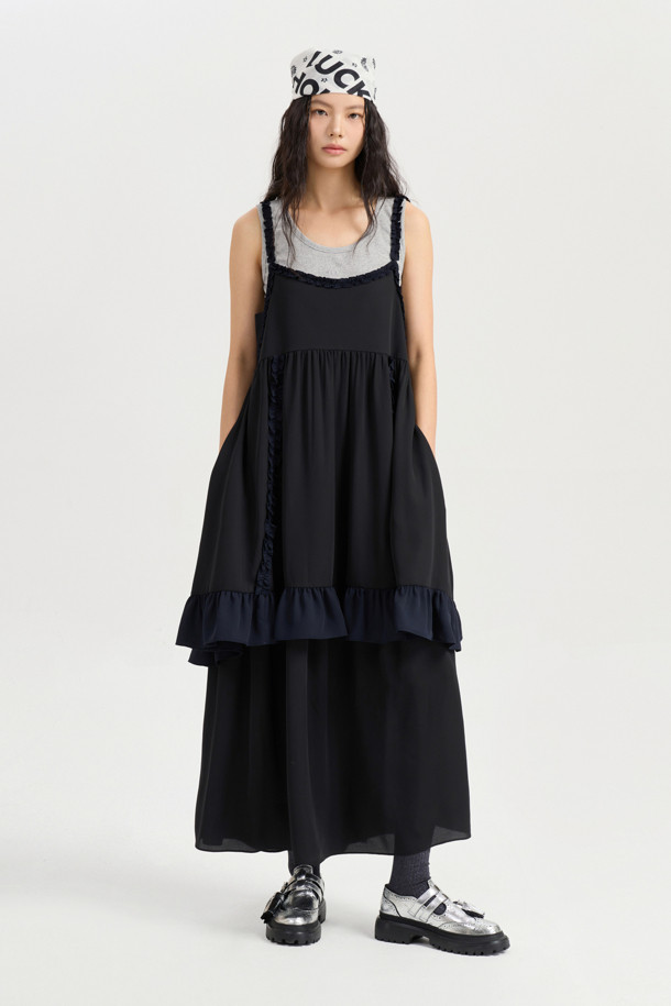 Coloration 프릴 레이어링 드레스 (블랙)는 유니크하고 캐주얼한 스타일을 연출하는 여성용 레이어드 원피스입니다. 부드러운 폴리 크레이프 소재로 제작되어 깔끔한 촉감을 선사하며, A라인 치마 핏으로 편안한 착용감을 제공합니다. 라운드넥과 민소매 디자인으로 시원하며, 블랙 컬러에 러플 디테일과 컬러 배색이 포인트로 더해져 세련된 느낌을 줍니다. 데이트룩이나 카페룩에 적합하며, 캐주얼, 미니멀, 시크한 스타일을 즐기는 분들께 추천합니다. 옆 지퍼 디테일로 편안하게 착용할 수 있습니다.
