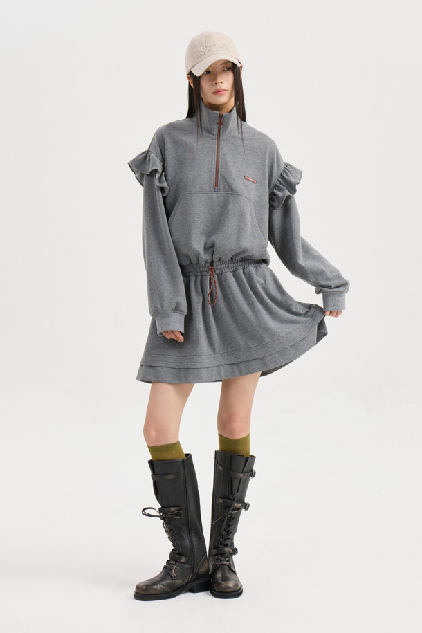 멜란지 그레이 색상의 숄더 러플 하이넥 원피스입니다. 부드러운 쮸리 소재로 제작되어 편안한 착용감을 선사하며, 루즈핏으로 활동성을 높였습니다. 어깨 러플 디테일과 허리 스트링, 스커트 밑단 레이어드가 디자인의 특징이며, 레터링 와펜으로 포인트를 더했습니다. 하이넥 디자인과 긴 소매, 미니 기장으로 캐주얼하면서도 스포티한 느낌을 연출하며, 동네 마실룩이나 데이트룩에 적합합니다. 허리 스트링으로 실루엣 조절이 가능하며, 오버 니삭스와 운동화를 매치하여 스타일리시하게 연출해보세요.
