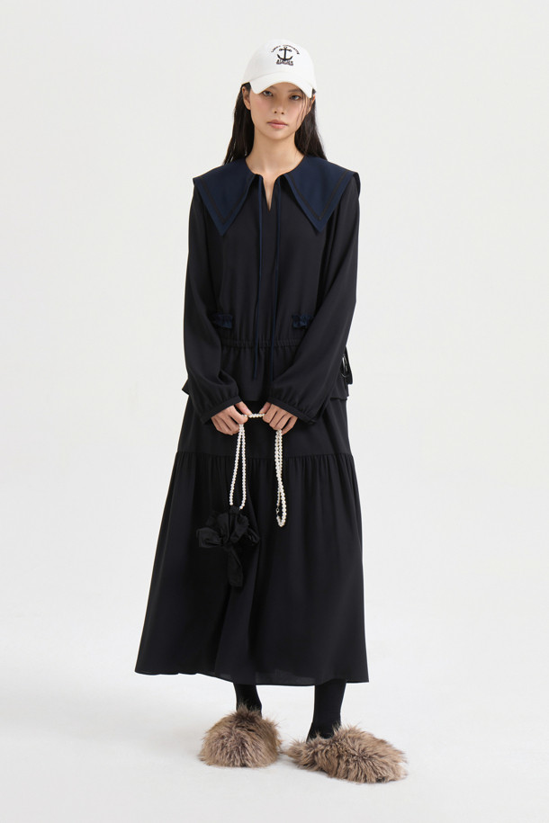 세일러 카라 롱 드레스 (블랙)는 클래식하고 캐주얼한 무드를 동시에 연출하는 여성 롱 원피스입니다. 부드러운 폴리에스터 소재로 제작되어 편안한 착용감을 선사하며, 사계절 내내 활용 가능합니다. A라인 핏에 롱 기장으로 우아함을 더하고, 셔링과 프릴 단, 테이프 장식, 레터링 자수 디테일이 돋보입니다. 구김이 적어 관리가 용이하며, 데이트룩, 카페룩 등 다양한 TPO에 잘 어울리는 웨어러블한 디자인입니다. 루즈핏으로 편안하게 즐길 수 있는 블랙 컬러의 무지 원피스입니다.
