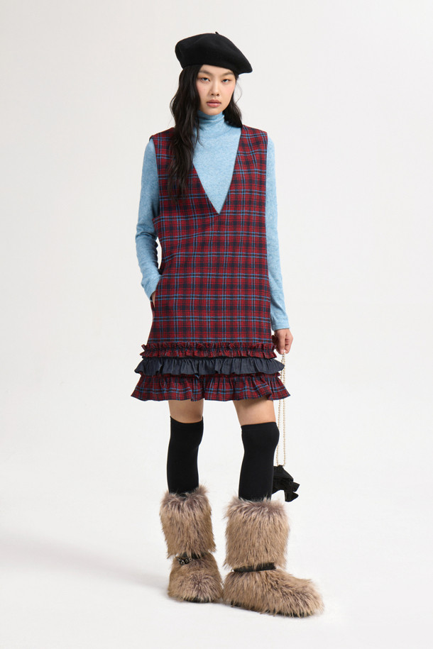 레드 컬러 블록 체크 미니 드레스는 가을과 겨울에 어울리는 여성용 원피스입니다. 데님 소재로 제작되어 부드러운 촉감을 선사하며, 레귤러 핏으로 편안하게 착용 가능합니다. 앞뒤 V넥 디자인과 레이어드, 프릴, 레터링 테이프 디테일이 돋보이며, 긴 소매 기장으로 따뜻함을 더했습니다. 캐주얼한 스타일로 데이트룩이나 모임룩에 적합하며, 다양한 상의와 레이어드하여 개성 있는 스타일을 연출할 수 있습니다. 마찰에 의해 필링이 발생할 수 있으니 주의하여 착용하십시오.
