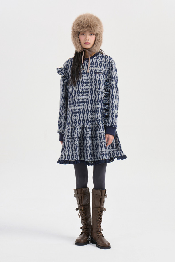 네이비 컬러의 아가일 패턴 프릴 원피스입니다. 부드러운 기모 소재로 제작되어 겨울에도 따뜻하게 착용 가능하며, 루즈핏 A라인 실루엣으로 편안함을 더했습니다. 라운드넥 디자인에 프릴 장식과 배색 프릴 디테일이 여성스러운 분위기를 연출합니다. 데이트룩, 모임룩, 캐주얼, 클래식, 걸리시 스타일 모두 소화 가능한 단독 착용 가능한 원피스입니다.
