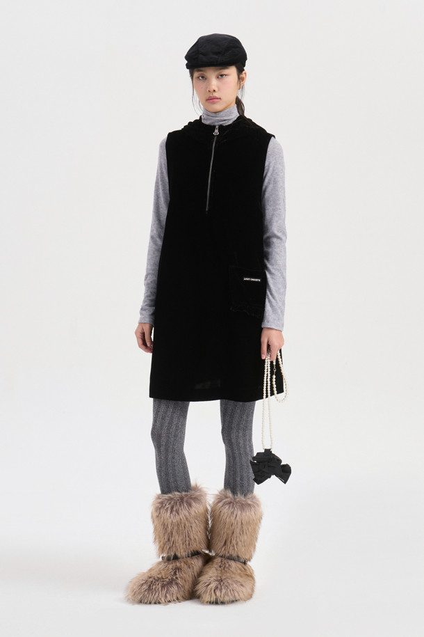 벨벳 후드 미니 원피스 (블랙)는 가을과 겨울, 데이트룩과 연말 모임룩에 어울리는 여성용 미니 원피스입니다. 부드러운 벨벳 소재로 제작되어 따뜻하고 포근한 착용감을 선사하며, A라인 핏으로 편안하면서도 여성스러운 실루엣을 연출합니다. 캐주얼, 스트리트, 미니멀 스타일 모두 소화 가능하며, 후드, 포켓, 러플 디테일과 와펜 장식, 하프 지퍼 여밈으로 포인트를 더했습니다. 민소매 디자인으로 다양한 레이어드 스타일링이 가능하여 활용도가 높습니다.
