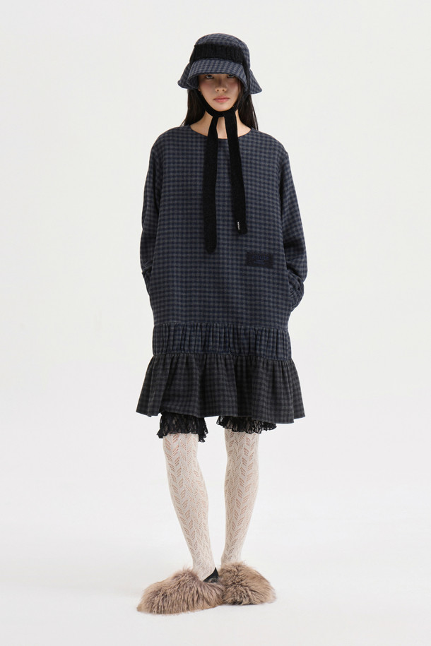 **[Atelier] 컬러드 체크 미니 드레스**는 울 50% 함유된 두꺼운 소재로 제작되어 가을, 겨울에 따뜻하게 착용할 수 있는 여성용 원피스입니다. 클래식하고 유니크한 무드의 멀티 컬러 체크 패턴이 돋보이며, A라인 핏과 미니 기장으로 걸리시한 스타일을 연출합니다. 뒤 중심 지퍼와 아틀리에 자수 장식, 가죽 슬라이더 디테일이 돋보이며, 데이트룩, 모임룩, 겨울 데일리룩 등 다양한 TPO에 활용 가능합니다. 필링(보풀)에 주의하여 관리하면 오랫동안 클래식하고 미니멀한 스타일을 즐길 수 있습니다.
