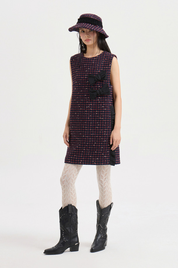 **[Atelier] 리본 포인트 미니 드레스 (navy)**는 가을, 겨울 시즌 엘레강스한 스타일을 연출하는 여성 의류입니다. 울 블렌디드 트위드 소재의 네이비 컬러 체크 패턴으로, 슬림핏 일자핏의 미니 기장 치마 타입입니다. 라운드넥 민소매 디자인이며, 리본 장식과 셔링 디테일, 옆 지퍼로 포인트를 더했습니다. 데이트룩, 모임룩, 연말 모임룩 등 특별한 날, 클래식, 미니멀, 걸리시한 무드로 연출하기 좋습니다. 올뜯김 및 마찰에 주의하여 착용하십시오.
