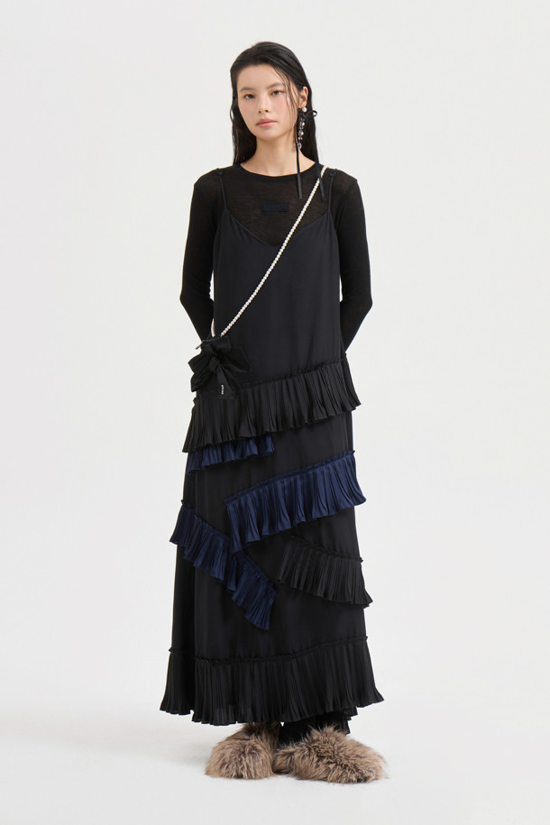 [Atelier] 플리츠 포인트 슬립 드레스 (블랙)는 여성스러운 실루엣을 강조하는 A라인 맥시 원피스입니다. 부드러운 레이온 소재로 제작되어 편안한 착용감을 선사하며, 사계절 내내 활용 가능한 실용적인 아이템입니다. 플리츠 디테일이 유니크한 포인트를 더하고, 비대칭 절개선과 사이드 트임이 세련된 무드를 연출합니다. 스트랩 네크라인과 어깨끈 길이 조절 기능으로 체형에 맞게 핏을 조절할 수 있으며, 아틀리에 레터링 테이프 디테일이 은은한 포인트를 더합니다. 데이트룩, 카페룩, 모임룩 등 다양한 TPO에 클래식하고 미니멀한 스타일을 연출해보세요.
