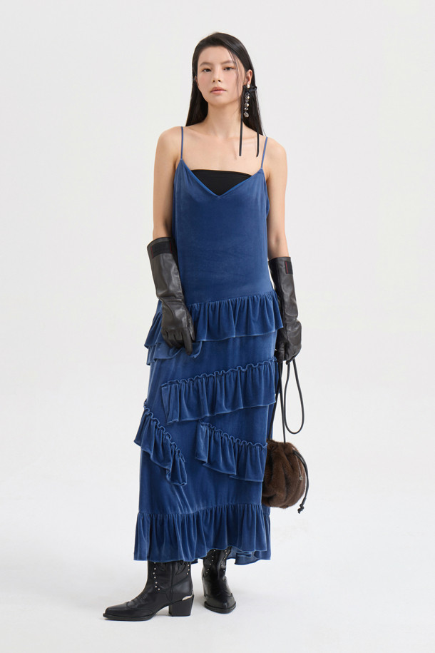 [Atelier] 벨벳 슬립 롱 드레스는 부드러운 벨벳 소재로 제작되어 은은한 광택과 고급스러운 분위기를 자아냅니다. 스퀘어넥과 A라인 실루엣, 루즈핏으로 편안하면서도 우아한 스타일을 연출하며, 민소매 디자인과 얇은 두께감으로 가을, 겨울 시즌 레이어드 룩에도 활용하기 좋습니다. 비대칭 절개선과 프릴 디테일, 사이드 트임이 돋보이며, 어깨끈 길이 조절이 가능하여 체형에 맞게 핏을 조절할 수 있습니다. 데이트룩, 연말 모임룩 등 특별한 날, 클래식하면서도 로맨틱한 무드를 더해줄 아이템입니다. 아틀리에 레터링 테이프로 섬세함을 더했습니다.
