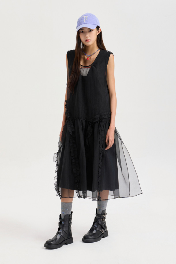 블랙 색상의 Sleeveless Layering Frill Dress (슬리브리스 레이어링 프릴 드레스)입니다. 얇은 두께감의 오간자 소재로 제작되어 봄, 여름 시즌에 시원하게 착용하기 좋습니다. 캐주얼하고 유니크한 무드를 연출하며, 비대칭 셔링 디테일과 레이어드 스타일의 프릴 치마가 특징입니다. 뒤 테이프 장식으로 포인트를 더했으며, 루즈핏으로 편안한 착용감을 선사합니다. 데이트룩, 카페룩, 여행룩 등 다양한 TPO에 맞춰 스타일리시하게 연출할 수 있습니다. 미니멀, 로맨틱, 캐주얼 스타일을 즐겨 입는 여성분들께 추천합니다.
