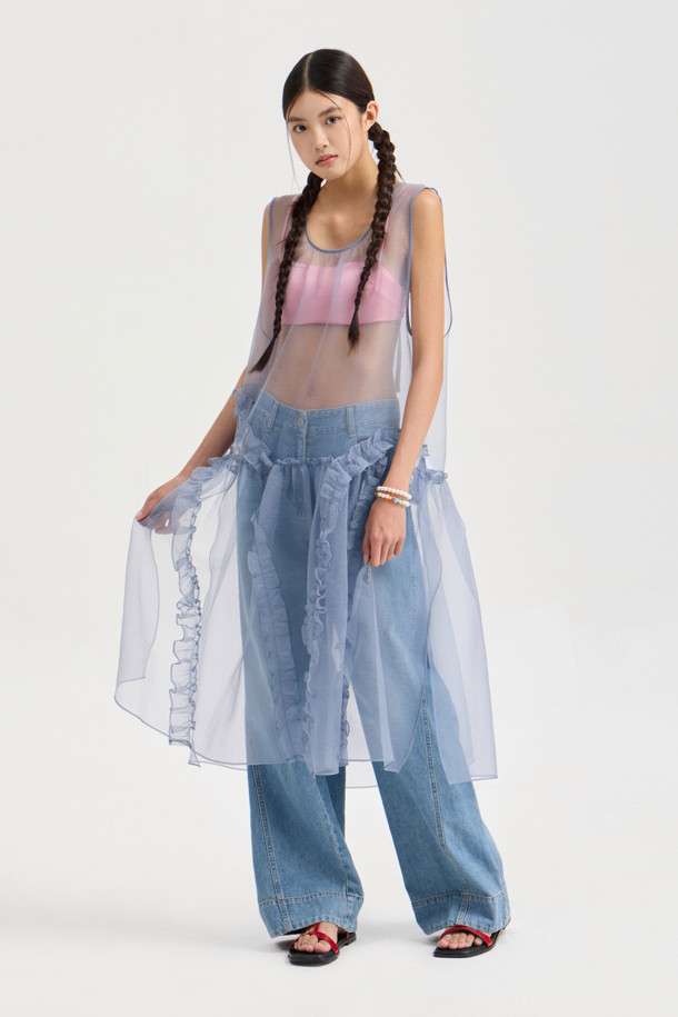 슬리브리스 레이어링 프릴 드레스 (grey)는 오간자 소재의 여성용 민소매 원피스입니다. 비대칭 셔링 디테일과 뒤 테이프 장식이 유니크한 스타일을 연출하며, 얇고 비침이 있는 레이어드 스타일로 시원하게 착용할 수 있습니다. 라운드 넥 디자인에 루즈핏으로 편안함을 더했으며, 봄, 여름 시즌 데이트룩, 카페룩, 여행룩 등 다양한 TPO에 활용하기 좋습니다. 미니멀, 로맨틱, 시크한 무드를 동시에 즐길 수 있는 아이템입니다.
