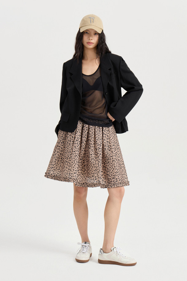 레이온 폴리 프릴 헴 싱글 재킷 (블랙)은 간절기에 적합한 여성용 자켓입니다. 부드러운 레이온과 폴리에스터 혼방 소재로 제작되어 편안한 착용감을 선사하며, 얇은 두께감으로 가볍게 걸치기 좋습니다. 크롭 기장에 프릴 밑단 디테일이 더해져 유니크하고 스타일리시한 분위기를 연출하며, 싱글 버튼 여밈으로 간편하게 착용 가능합니다. 시크, 미니멀, 클래식한 스타일을 즐기는 분들에게 데이트룩, 카페룩, 모임룩 등 다양한 TPO에 활용하기 좋은 아이템입니다.
