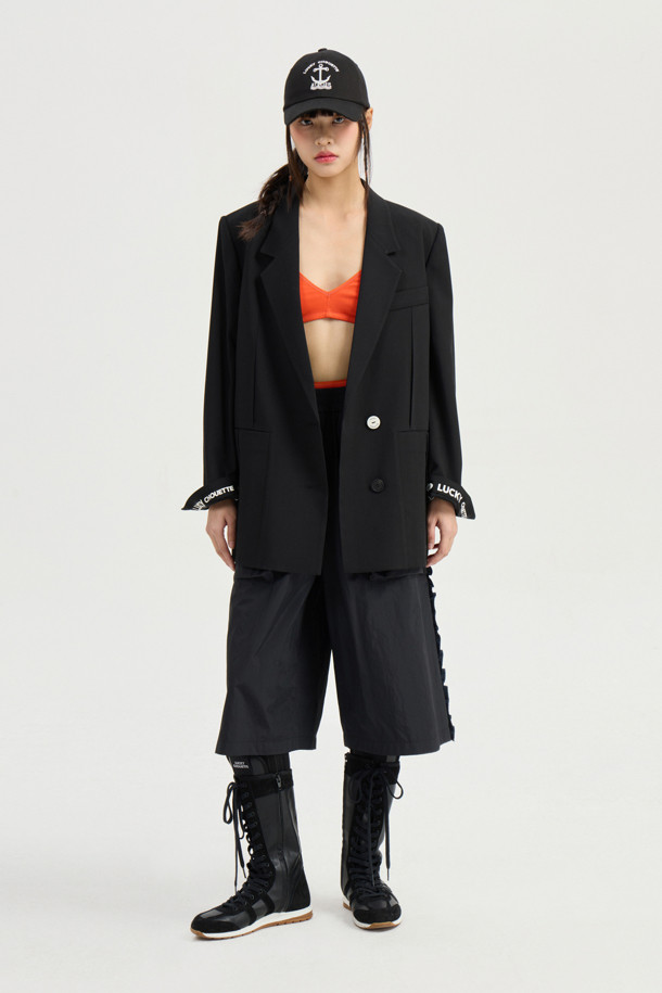 [Re-Order] Pintuck Pocket Single Jacket(black)는 모던하고 클래식한 스타일의 싱글 자켓입니다. TR 소재로 제작되어 얇은 두께감으로 여름에도 시원하게 착용 가능하며, 블랙 컬러에 일자핏으로 어떤 옷에도 잘 어울립니다. 어깨 패드, 빅 아웃포켓, 다트 스티치 디테일, 뒤 중심 슬릿, 제천 벨트, LUCKY 로고 패턴 안감 등 섬세한 디테일이 돋보이는 제품입니다.
