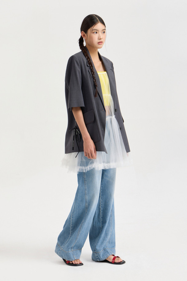 [Re-Order] Poly Single Half Sleeve Jacket (melange grey)는 린넨 소재로 고급스러운 촉감을 선사하며, 멜란지 그레이 컬러가 세련된 느낌을 더하는 여성 자켓입니다. 봄, 여름 시즌에 어울리는 스탠다드핏의 반소매 자켓으로, 일상과 세미포멀 스타일 모두 소화 가능하며, 클래식하면서도 유니크한 무드를 연출합니다. 빅 사이즈 아웃포켓과 테이프 디테일이 특징이며, 원피스 또는 스커트와 매치하면 더욱 멋스럽게 연출할 수 있습니다.
