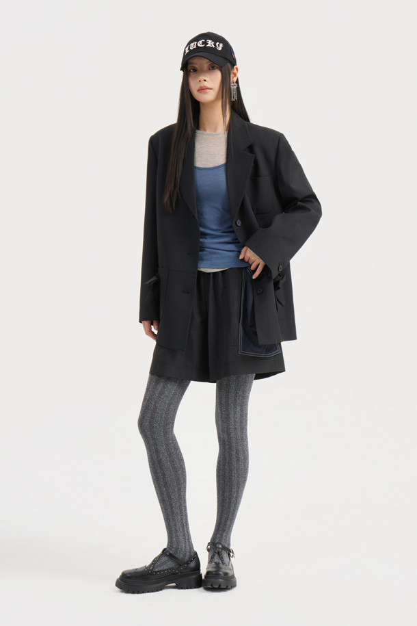 리본 디테일 폴리 싱글 재킷 (Ribbon Detail Poly Single Jacket, 블랙)은 클래식과 캐주얼 무드를 동시에 연출하는 여성 자켓입니다. 두껍고 뻣뻣한 폴리에스테르 소재로 제작되어 봄, 가을에 착용하기 좋으며, 중힙 기장의 박시 핏으로 편안한 착용감을 선사합니다. 싱글 버튼 여밈 방식에 리본 디테일 포켓이 더해져 포인트를 더하고, 안감에는 럭키 (LUCKY) 로고 패턴이, 소매 안감에는 스트라이프 패턴이 적용되어 있습니다. 소매는 레터링 테이프로 턴업하여 다양한 스타일을 연출할 수 있으며, 출근룩, 오피스룩, 모임룩 등 TPO에 맞춰 미니멀하고 세련된 스타일을 완성해보세요.
