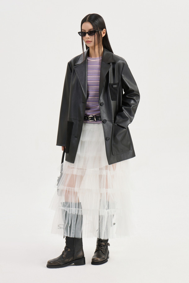 페이크 레더 싱글 재킷 (블랙)은 여성용으로, 봄, 가을에 착용하기 좋은 테일러드 스타일의 재킷입니다. 부드러운 촉감의 인조 가죽과 스웨이드 소재를 사용하여 클래식하면서도 캐주얼한 분위기를 연출합니다. 블랙 컬러의 무지 디자인에 레귤러 기장, 싱글 버튼 여밈 방식으로 제작되었으며, 스트레이트 핏으로 떨어지는 실루엣이 특징입니다. 내부 안감과 가슴 및 아웃 포켓, 로고 와펜 등의 디테일이 더해져 데이트룩, 모임룩, 미니멀룩 등 다양한 스타일에 활용하기 좋습니다.
