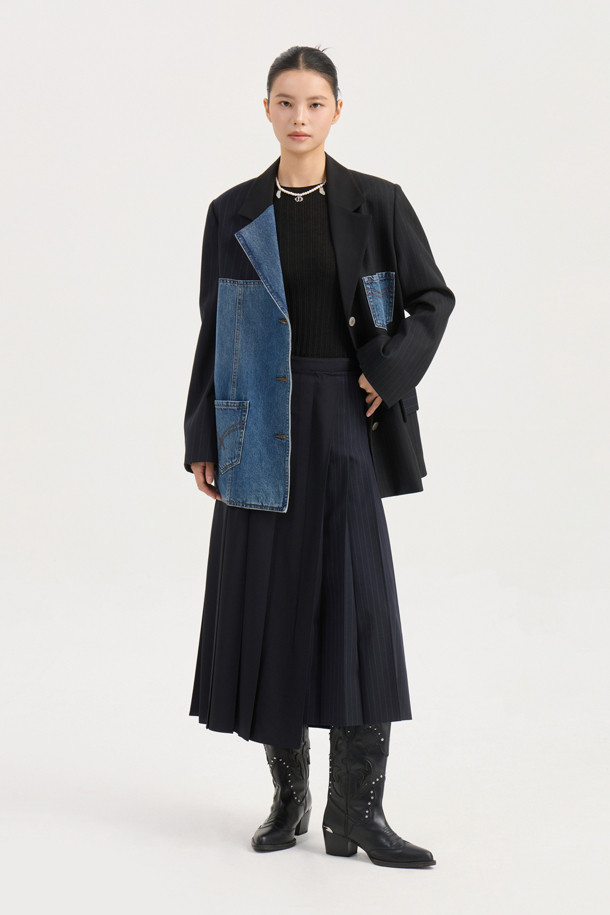 [Re-Order] 데님 패치 믹스 재킷 (블랙)은 데이트룩, 모임룩에 어울리는 모던, 캐주얼, 클래식 스타일의 자켓입니다. 봄, 가을에 착용하기 좋으며, 데님과 울 소재의 믹스매치로 제작되었습니다. 슬림핏과 일자핏 두 가지로 출시되어, 개인의 취향에 따라 선택할 수 있습니다. 블랙 컬러에 패치워크와 스트라이프 패턴이 돋보이며, 스티치 디테일과 LUCKY 로고 안감, 켄톤 버튼으로 포인트를 더했습니다. 레귤러 기장의 긴소매 자켓으로 다양한 스타일 연출에 활용하기 좋습니다.
