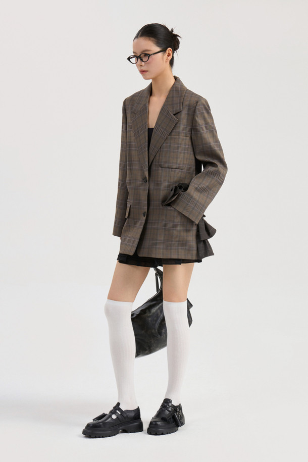 프릴 디테일 체크 싱글 재킷은 브라운과 그레이 컬러의 울블렌드 및 소모 소재로 제작된 여성용 싱글 재킷입니다. 봄, 가을에 착용하기 좋으며, 클래식하고 유니크한 스타일을 연출합니다. 박시핏 크롭 기장으로 세련된 실루엣을 선사하며, 테일러드 코트 타입에 싱글 버튼 여밈 방식입니다. 오피스룩, 모임룩, 데이트룩에 제격이며, 미니멀, 시크한 스타일을 즐기는 분들께 추천합니다.
