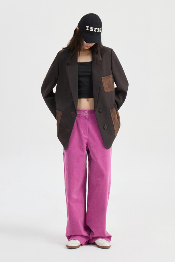 브라운 컬러의 스웨이드 포켓 체크 싱글 재킷입니다. 울과 스웨이드 소재의 조화로 가을, 겨울 시즌에 따뜻하고 포근하게 착용할 수 있습니다. 슬림핏에 크롭 기장으로, 모던하고 클래식한 스타일을 연출하며 오피스룩, 출근룩, 모임룩에 적합합니다. 체크 패턴과 스웨이드 포켓 디테일이 돋보이며, LUCKY 로고 패턴 안감과 소뿔 단추로 고급스러움을 더했습니다. 싱글 버튼 여밈 방식의 두꺼운 두께감으로 시크하고 미니멀한 스타일을 완성할 수 있습니다.
