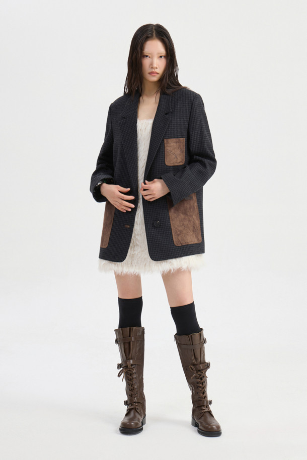 세련된 분위기를 연출하는 스웨이드 포켓 체크 싱글 재킷 (grey)입니다. 여성 고객을 위해 디자인되었으며, 가을과 겨울에 따뜻하게 착용할 수 있습니다. 모던하고 클래식한 스타일을 동시에 만족시키는 체크 패턴과 슬림핏 디자인이 특징입니다. 부드러운 스웨이드와 울 소재, 소뿔 단추, 럭키 로고 안감 디테일로 고급스러움을 더했습니다. 오피스룩, 출근룩, 모임룩 등 다양한 TPO에 활용 가능하며, 클래식, 미니멀, 시크한 스타일을 연출하기 좋습니다.
