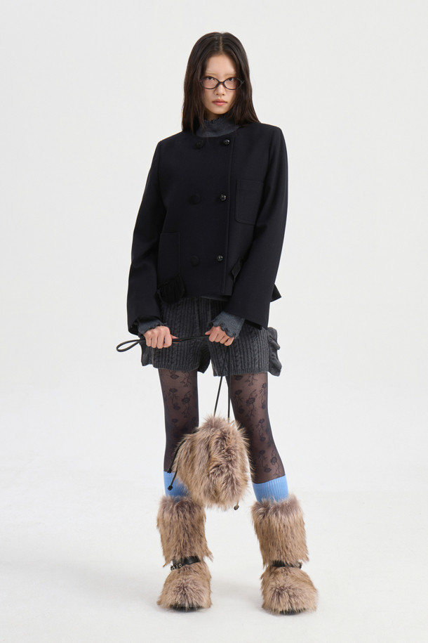 세련된 무드의 라운드 넥 트위드 재킷 (블랙)을 소개합니다. 울과 캐시미어 혼방 소재로 제작되어 부드러운 촉감과 뛰어난 보온성을 자랑하며, 가을과 겨울 시즌에 제격입니다. 클래식하고 엘레강스한 무드를 더하는 체크 패턴과 싱글 버튼 여밈, 루즈핏 디자인이 특징입니다. 금속 단추와 프릴 디테일로 포인트를 주었으며, 럭키 로고 패턴 안감으로 고급스러움을 더했습니다. 오피스룩, 모임룩, 소개팅룩 등 다양한 TPO에 활용 가능하며, 클래식, 미니멀, 시크한 스타일을 연출하기 좋습니다.
