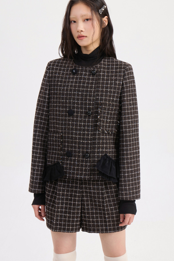 세련된 분위기를 연출하는 라운드넥 트위드 재킷 (멀티 컬러)입니다. 울과 캐시미어 혼방 소재로 제작되어 부드러운 촉감과 두꺼운 두께감으로 따뜻함을 선사합니다. 클래식하고 엘레강스한 무드를 자아내는 체크 패턴과 금속 단추, 프릴 디테일, 비대칭 디자인이 돋보입니다. 넉넉한 루즈핏으로 편안하게 착용 가능하며, LUCKY 로고 패턴 안감이 고급스러움을 더합니다. 봄, 가을 시즌 모임룩, 데이트룩, 오피스룩 등 다양한 TPO에 활용하여 시크하고 미니멀한 스타일을 완성해보세요.
