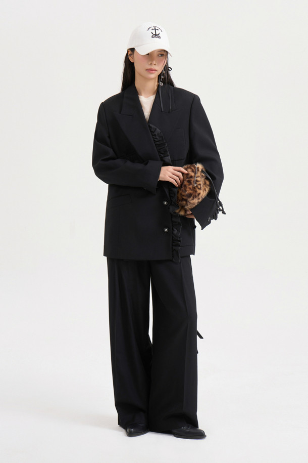 [Re-Order][아뜰리에] 프릴 디테일 테일러드 재킷 (블랙)은 가을과 겨울, 오피스룩, 출근룩, 모임룩에 어울리는 여성용 테일러드 재킷입니다. 클래식하고 엘레강스한 스타일을 연출하며, 세미 Y실루엣 핏과 힙 기장으로 세련된 핏을 선사합니다. 울 소재의 두꺼운 두께감과 단단한 촉감으로 고급스러움을 더했으며, 빅 사이즈 카라와 프릴 디테일, 아틀리에 자수, ATELIER 로고 패턴 안감 등 섬세한 디자인이 돋보입니다. 긴 소매와 어깨 패드, 셔링 디테일, 스트라이프 소매 안감으로 완성도를 높인 블랙 컬러의 무지 재킷입니다.
