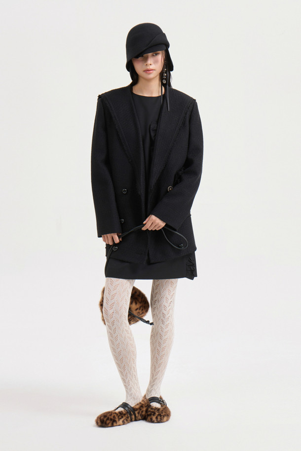 [Atelier] 세일러 트위드 재킷 (블랙)은 클래식과 유니크 스타일을 동시에 느낄 수 있는 여성용 아우터입니다. 봄, 가을에 어울리는 중간 두께감의 트위드 소재로 제작되었으며, 세일러 카라 디자인과 블랙 컬러가 시크한 분위기를 연출합니다. 힙 기장의 레귤러핏 싱글 버튼 자켓으로, 니트 프릴 디테일과 포켓 수술 장식이 돋보입니다. [Atelier] 로고 패턴 안감과 금속 로고 버튼이 고급스러움을 더하며, 데이트룩, 오피스룩, 모임룩 등 다양한 TPO에 활용하기 좋습니다.
