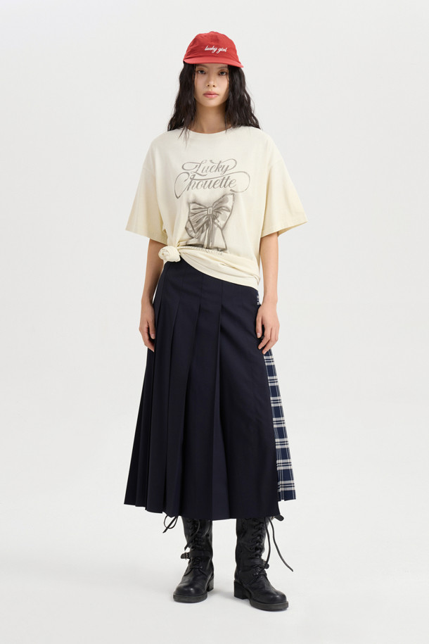 머테리얼 믹스 플리츠 롱 스커트 (멀티 컬러)는 체크와 솔리드 패턴을 믹스하여 캐주얼하면서도 세련된 스타일을 연출합니다. 블랙과 네이비 두 가지 색상으로 출시되어 다양한 상의와 매치하기 용이하며, 겨울철 데일리룩에 활용하기 좋습니다. 옆 지퍼 여밈과 앞 슬릿 디테일이 편안한 착용감과 활동성을 제공합니다. 플리츠 핏의 롱 스커트로 클래식하고 미니멀한 무드를 더해줍니다.
