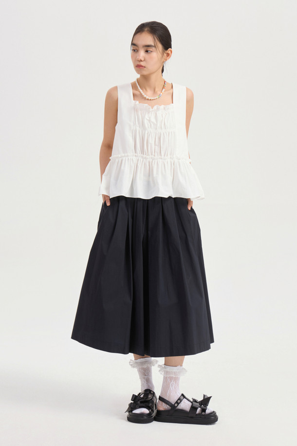 부드러운 면 소재로 제작되어 편안한 착용감을 선사하는 Pleats Banding Long Skirt (다크 네이비)입니다. 허리 밴딩과 A라인 & 플리츠 디자인으로 캐주얼하면서도 베이직한 스타일을 연출하며, 얇은 두께감으로 봄, 여름, 가을 시즌에 활용하기 좋습니다. 바이오 가공 처리와 허리 배색, 로고 테이프 디테일이 돋보이는 여유핏 롱스커트입니다.
