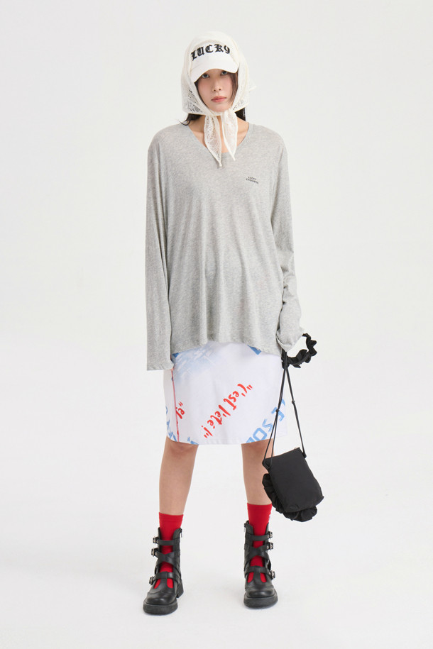 화사한 화이트 컬러의 Print Jersey Banding 미디 스커트입니다. 부드러운 저지 소재에 레터링 & 프린트 패턴으로 캐주얼하고 스포티한 무드를 연출합니다. 허리 밴딩과 얇은 두께, H라인 핏으로 편안하면서도 스타일리시하게 봄, 여름, 가을 시즌 데일리룩을 완성해보세요.
