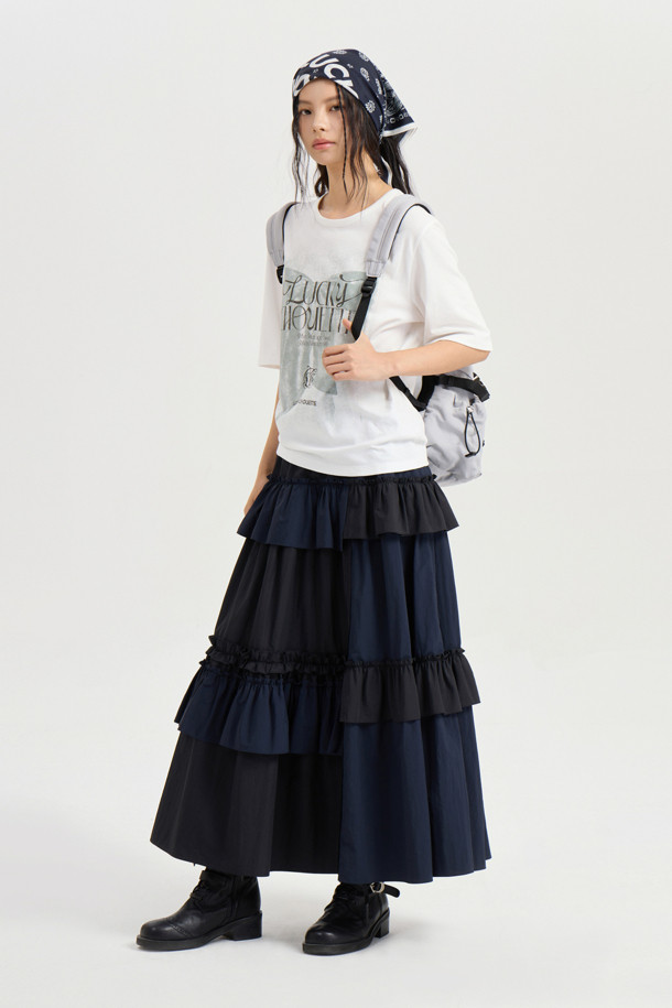 프릴 포인트 밴딩 롱 스커트 (black)는 유니크하면서도 클래식한 무드를 연출하는 여성용 스커트입니다. 얇은 두께감의 나일론 소재로 제작되어 사계절 내내 편안하게 착용 가능하며, A라인 핏으로 여성스러운 실루엣을 선사합니다. 허리 밴딩 디자인과 맥시 기장, 언밸런스 절개라인, 프릴 디테일이 어우러져 캐주얼하면서도 세련된 스타일을 완성합니다. 데이트룩, 카페룩, 여행룩 등 다양한 TPO에 활용할 수 있는 웨어러블 아이템입니다. 미니멀, 클래식, 캐주얼 스타일을 즐겨 입는 분들께 추천합니다.
