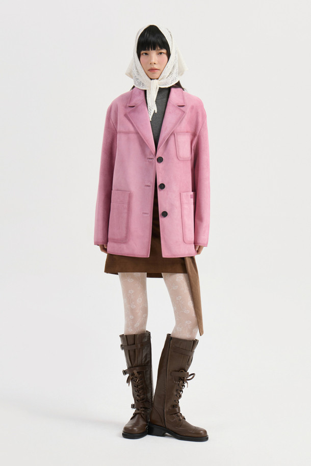 리본 포인트 스웨이드 미니 스커트 (브라운)는 가을, 겨울 시즌에 어울리는 여성용 미니스커트입니다. 부드러운 스웨이드 소재에 H라인 핏으로 클래식하고 유니크한 스타일을 연출합니다. 허리 라인의 벨벳 배색과 리본 디자인, 옆 라인 지퍼 디테일이 돋보입니다. 데이트룩, 겨울 데일리룩, 모임룩 등 다양한 TPO에 활용 가능하며, 오버사이즈 아우터와 매치하면 시크한 스타일을 완성할 수 있습니다.
