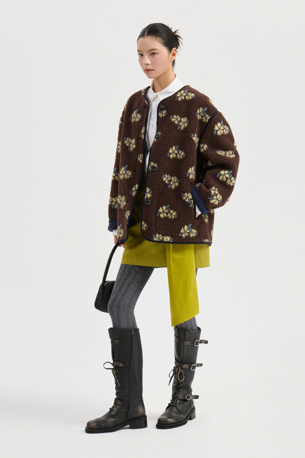 리본 포인트 스웨이드 미니 스커트 (라임)는 부드러운 스웨이드 소재로 제작되어 봄, 가을에 착용하기 좋습니다. H라인 핏과 무지 패턴으로 클래식하면서도 유니크한 스타일을 연출하며, 데일리룩과 모임룩에 모두 잘 어울립니다. 라임 컬러와 벨벳 배색 포인트가 산뜻함을 더하고, 옆 지퍼 여밈으로 편안하게 착용할 수 있습니다. 오버사이즈 아우터와 코디하여 스타일리시한 룩을 완성해 보세요.
