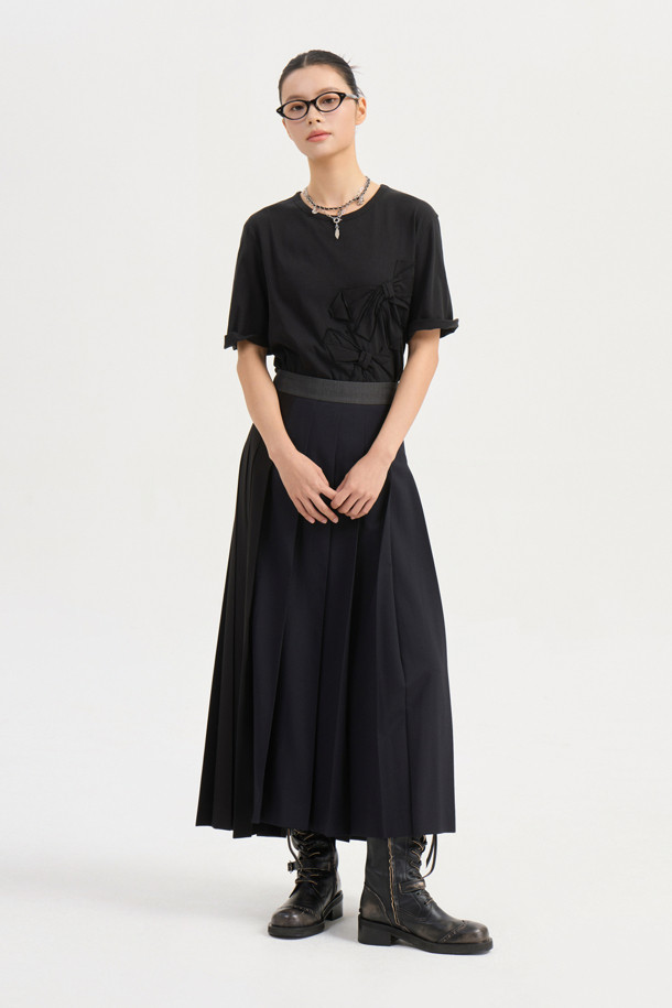 소재 믹스 플리츠 롱 스커트 (블랙)는 유니크하고 캐주얼한 스타일을 연출하는 여성용 스커트입니다. 옆 라인 지퍼와 레터링 테이프로 포인트를 더했으며, 언밸런스 기장과 세 가지 소재 믹스로 독특한 디자인을 완성했습니다. 맥시 기장의 플리츠 스커트로, 데이트룩, 쇼핑룩, 캐주얼, 미니멀, 시크 등 다양한 스타일을 소화할 수 있습니다. 사계절 내내 활용 가능한 블랙 컬러의 롱 스커트로, 매력적인 룩을 연출해 보세요.
