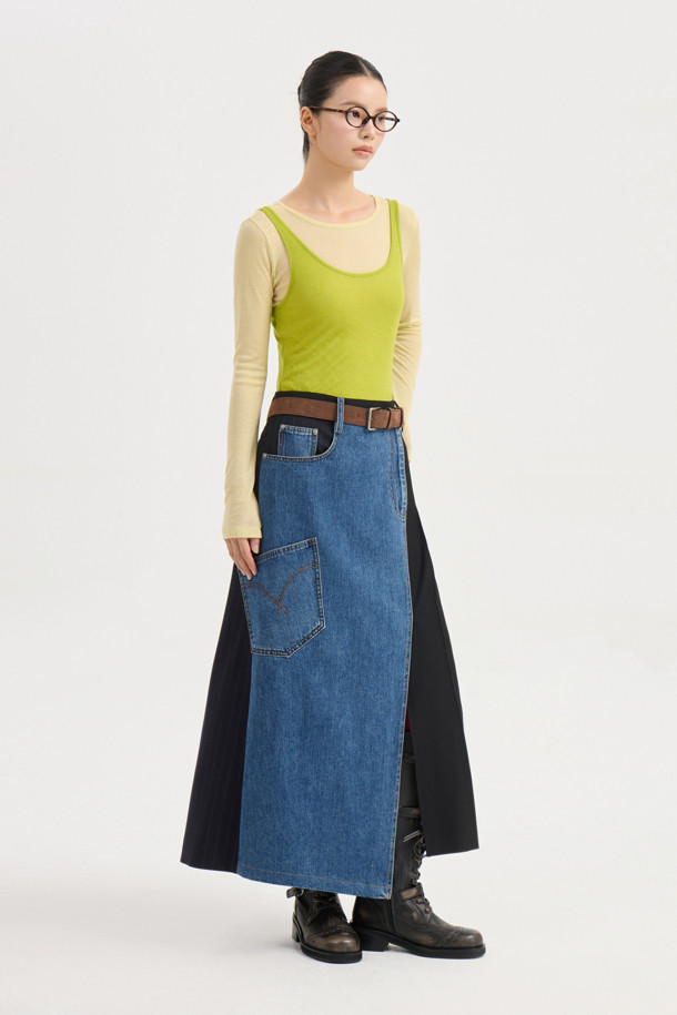 [Re-Order] 데님 스트라이프 믹스 롱 스커트 (multi color)는 여성스러운 롱 스커트로, 봄, 가을에 어울리는 아이템입니다. 유니크하면서도 클래식한 스타일을 연출하며, 데님과 울 소재의 조화가 돋보입니다. 세미 A라인 핏과 한쪽 플리츠 디테일이 세련된 실루엣을 완성하며, 앞 지퍼 여밈으로 편안하게 착용 가능합니다. 멀티 컬러 스트라이프 패턴이 돋보여 데이트룩, 모임룩, 카페룩 등 다양한 TPO에 활용하기 좋습니다. 미니멀하고 캐주얼한 스타일을 즐기는 분들께 추천합니다.
