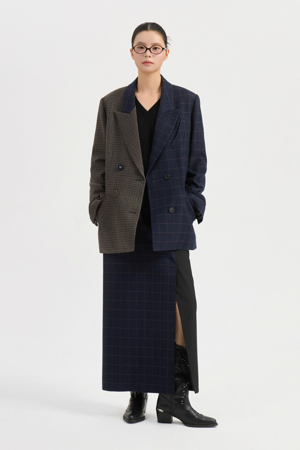 체크 스트라이프 믹스 H라인 롱 스커트 (네이비)는 클래식한 무드의 여성 롱스커트입니다. 데이트룩, 모임룩에 어울리는 디자인으로, 봄, 가을에 착용하기 좋습니다. H라인 핏에 체크와 스트라이프 패턴이 믹스되어 세련된 느낌을 줍니다. 허리 프릴 디테일과 옆 지퍼, 밑단 트임으로 활동성을 더했습니다. 블랙, 네이비, 화이트 등 다양한 색상의 상의와 매치하여 미니멀, 캐주얼 스타일을 연출해보세요.
