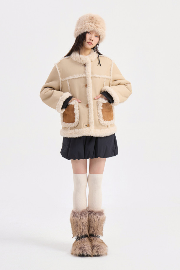 볼륨 패딩 미니 스커트(블랙)는 여성들을 위한 캐주얼 스타일의 겨울철 필수 아이템입니다. 톡톡한 두께감과 부드러운 촉감의 나일론, 스판덱스 혼방 소재로 제작되어 편안한 착용감을 선사합니다. A라인 핏과 볼륨감 있는 실루엣이 다리 라인을 더욱 돋보이게 하며, 허리 밴딩과 아웃포켓, 자수 디테일로 포인트를 더했습니다. 데이트룩, 모임룩, 미니멀, 클래식 등 다양한 스타일 연출이 가능하며 옆 라인 지퍼로 편안하게 착용할 수 있습니다. 무지 디자인의 블랙 컬러로 어떤 상의와도 쉽게 매치하여 스타일리시한 룩을 완성해 보세요.
