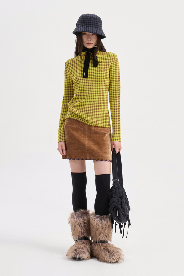 헤임 자수 벨벳 미니 스커트(브라운)는 부드러운 벨벳 소재, H라인 핏으로 클래식한 무드를 연출합니다. 밑단 자수 디테일이 돋보이며, 가을, 겨울 시즌에 어울리는 두꺼운 두께감으로 따뜻하게 착용할 수 있습니다. 뒷면 지퍼 클로징으로 편안하게 착용 가능하며, 데이트룩, 모임룩, 연말 모임룩 등 다양한 TPO에 활용 가능합니다. 미니멀, 시크 스타일에 매치하여 세련된 스타일을 완성해 보세요. 브라운 컬러로 어떤 상의와도 쉽게 어울립니다.
