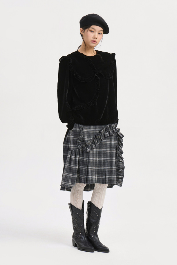 다크 그레이 컬러의 Check Wrinkle 미디 스커트입니다. 울 소재로 제작되어 부드러운 촉감과 두께감으로 가을, 겨울 시즌에 따뜻하게 착용할 수 있습니다. 클래식한 무드의 A라인 핏에 체크 패턴이 더해져 고급스러운 느낌을 주며, 오피스룩, 출근룩, 모임룩 등 다양한 TPO에 활용 가능합니다. 옆 지퍼 여밈과 셔링, 주름 디테일이 특징이며, 필링에 주의하여 관리해야 합니다. 미니멀한 스타일을 즐겨 입는 여성분들께 추천합니다.
