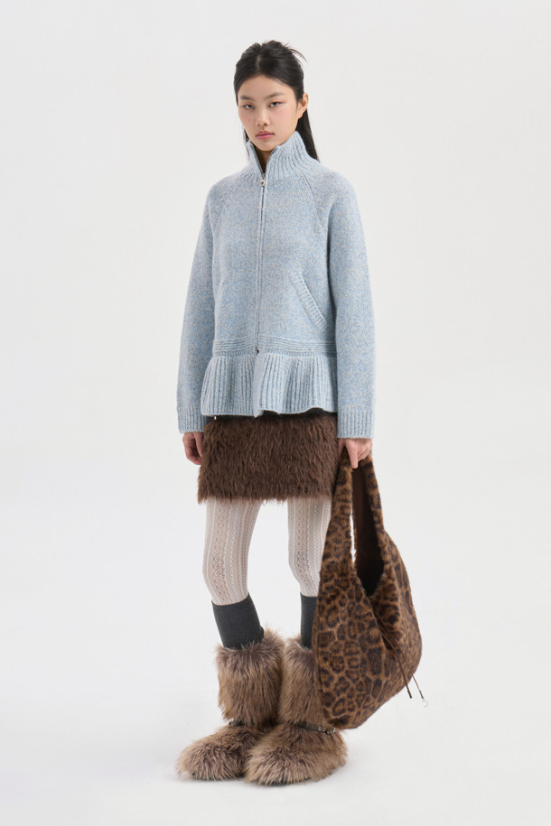 멜란지 그레이 컬러의 페이크 퍼 미니 스커트입니다. 울 혼방 소재의 부드러운 촉감과 두꺼운 두께감으로 가을, 겨울철 따뜻하게 착용할 수 있습니다. 캐주얼, 클래식, 미니멀 스타일 모두 소화 가능하며, A라인 핏과 세미 A라인 핏으로 여성스러운 실루엣을 연출합니다. 페이크 퍼 배색 디테일과 뒤 중심 지퍼 디테일이 돋보이며, 모임룩으로 활용하기 좋습니다. 트윌 조직과 뒤판 개발 텍션지를 사용하여 제작되었으며, 필링에 유의하여 관리해야 합니다.
