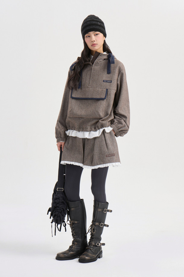 헤링본 패턴의 프릴 포인트 미디 스커트(브라운)는 가을, 겨울 시즌에 어울리는 여성용 스커트입니다. 울 소재로 제작되어 따뜻한 촉감을 선사하며, 두꺼운 두께감으로 포근하게 착용할 수 있습니다. A라인 핏에 옆 지퍼 여밈, 턱 셔링 디테일, 밑단 러플 배색, 레터링 자수 디자인이 더해져 클래식하면서도 유니크한 분위기를 연출합니다. 오피스룩, 모임룩, 데이트룩 등 다양한 TPO에 활용하기 좋으며, 미니멀, 시크 스타일을 선호하는 분들께 추천합니다.
