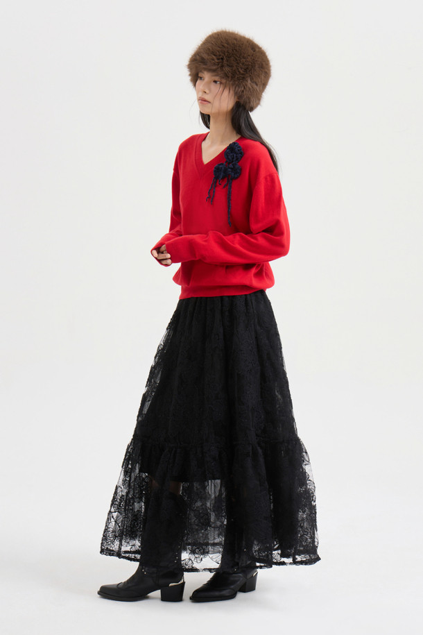 [Atelier] 레이스 밴딩 롱 스커트 (black)는 클래식하고 엘레강스한 무드를 연출하는 여성 의류입니다. 블랙 컬러의 레이스, 메쉬 소재가 조화롭게 어우러져 사계절 내내 활용 가능하며, A라인 핏과 맥시 기장으로 우아한 실루엣을 선사합니다. 허리 밴딩과 뒷중심 지퍼, 무릎 기장 안감, 레터링 디테일이 특징이며, 데이트룩, 모임룩, 파티룩 등 다양한 TPO에 맞춰 클래식, 미니멀, 로맨틱 스타일을 연출할 수 있습니다. 얇은 두께감과 루즈핏으로 편안한 착용감을 제공하며, 사틴 안감으로 고급스러운 분위기를 더합니다.
