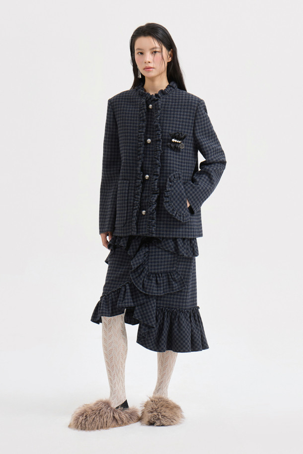 [Atelier] 프릴 포인트 미디 스커트 (멀티 컬러)는 가을, 겨울 시즌에 어울리는 여성용 미디 스커트입니다. 울 소재로 제작되어 부드러운 촉감을 선사하며, H라인 슬림핏으로 클래식하고 시크한 스타일을 연출합니다. 언밸런스 디자인과 프릴 디테일, 아웃포켓이 특징이며, 뒷중심 지퍼로 편안하게 착용할 수 있습니다. 멀티 컬러 체크 패턴으로 유니크한 매력을 더하여 데이트룩, 모임룩, 겨울 데일리룩 등 다양한 TPO에 활용하기 좋습니다.
