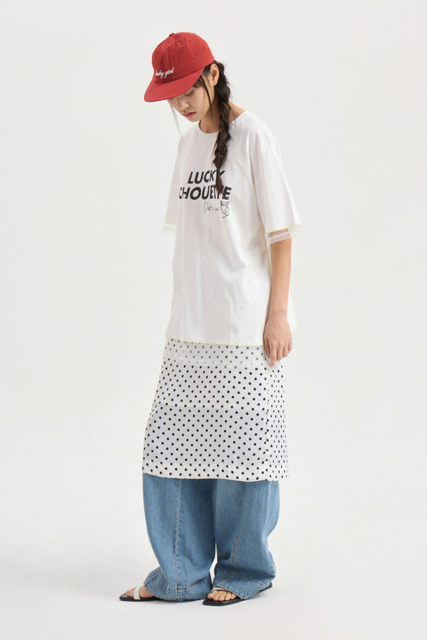 도트 밴딩 미디 스커트 (아이보리)는 여성스러운 무드와 캐주얼함을 동시에 연출할 수 있는 미디 스커트입니다. 부드러운 촉감의 폴리에스터, 사틴 혼방 소재로 제작되어 편안한 착용감을 선사하며, 은은한 광택감이 고급스러운 분위기를 더합니다. 허리 스트링 디테일과 허리 중심 레터링 테이프로 포인트를 주어, H라인 핏으로 다리가 길어 보이는 효과를 줍니다. 일상, 데이트룩, 카페룩, 쇼핑룩 등 다양한 TPO에 활용 가능하며, 캐주얼, 클래식, 로맨틱 스타일을 모두 소화할 수 있습니다. 무릎 아래 기장의 아이보리 컬러 도트 패턴 스커트로, 봄, 여름 계절에 산뜻하게 즐길 수 있습니다.
