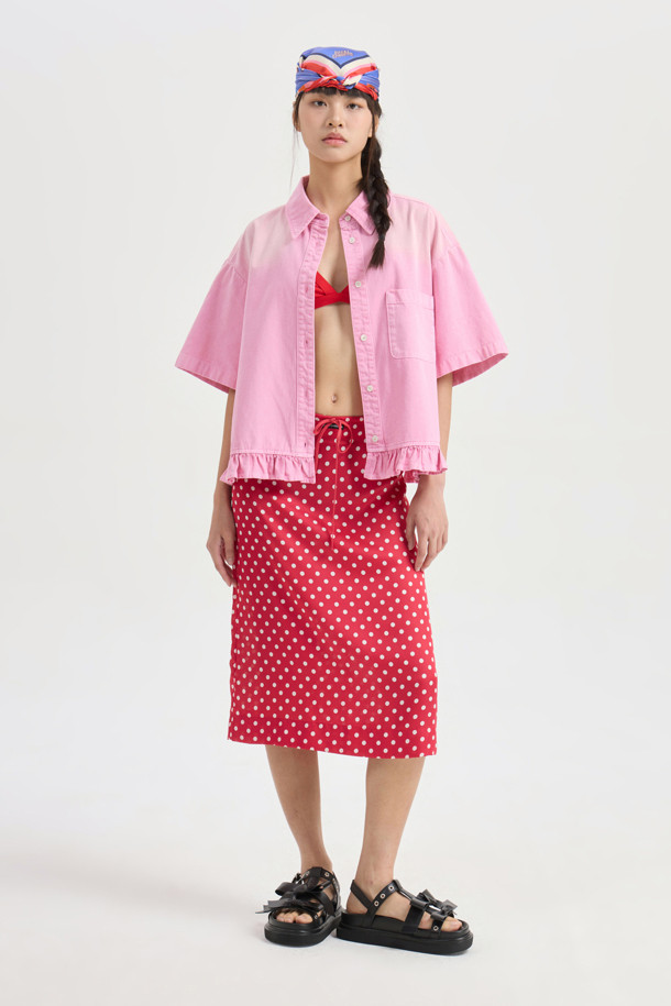 레드 컬러의 도트 패턴이 돋보이는 Dot Banding(도트 밴딩) 미디 스커트입니다. 허리 스트링과 허리 레터링 테이프 디테일로 포인트를 더했으며, 무릎 아래로 내려오는 미디 기장으로 여성스러운 실루엣을 연출합니다. 봄, 여름 시즌 데일리룩으로 활용하기 좋으며, 캐주얼, 미니멀, 로맨틱 스타일을 모두 소화할 수 있습니다. 데이트룩이나 쇼핑룩으로도 추천하며, H라인 핏과 레귤러핏으로 편안하게 착용 가능합니다. 폴리에스테르 소재로 제작되어 관리가 용이합니다.
