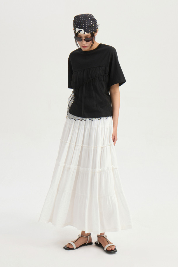 [Re-Order] 셔링 백 밴딩 롱 스커트 (dark ivory)는 베이직하고 캐주얼한 스타일의 여성 롱 스커트입니다. 톤다운된 아이보리 컬러(dark ivory)로 어떤 상의와도 잘 어울리며, 봄, 여름, 가을 계절에 착용하기 좋습니다. A라인 핏에 셔링 디테일과 배색 스티치가 더해져 여성스러운 분위기를 연출합니다. 뒷 밴딩으로 편안한 착용감을 선사하며, 옆 지퍼가 있어 탈착이 용이합니다. 동네 마실룩, 데이트룩, 카페룩 등 다양한 TPO에 맞춰 미니멀하고 클래식한 스타일을 완성해보세요.
