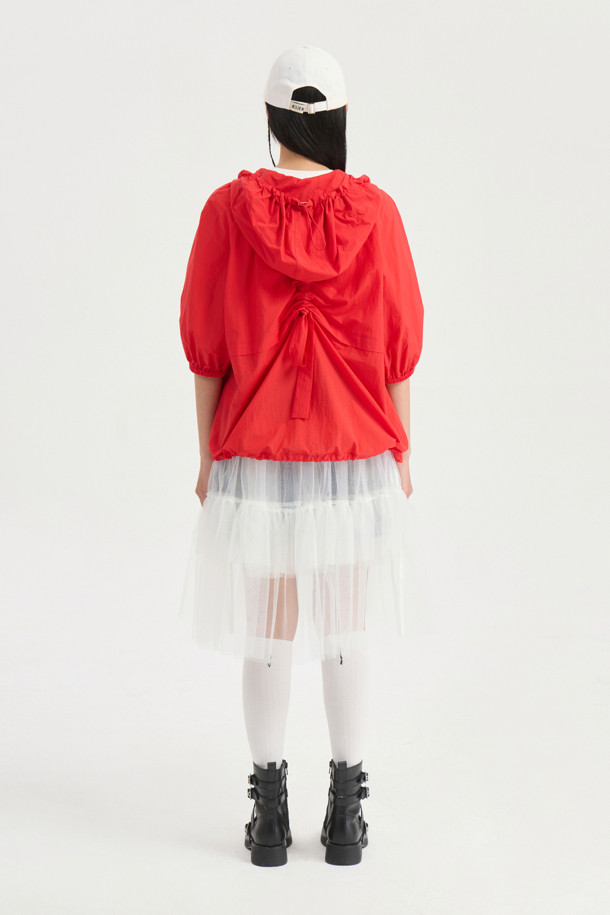 See-through Mesh Banding Skirt (white)는 여성용으로, 가볍고 시원한 착용감의 미디 기장 스커트입니다. 얇은 두께감의 화이트 컬러 메쉬 소재와 허리 밴딩, 볼륨감 있는 프릴 디테일이 특징이며, 시스루 디자인으로 레이어드하여 다양한 스타일을 연출할 수 있습니다. 사계절 내내 유니크한 스타일을 연출하고 싶은 분들께 추천하는 아이템입니다.
