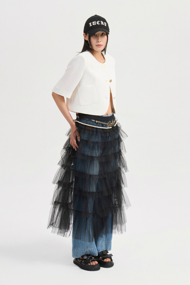 부드러운 메쉬 소재로 제작된 Frill Mesh Banding 롱 스커트(블랙)는 페미닌하고 유니크한 무드를 연출합니다. 허리 밴딩과 맥시 기장으로 편안한 착용감을 선사하며 A라인, 루즈핏 디자인으로 자연스러운 실루엣을 완성합니다. 풍성한 볼륨감을 더하는 프릴 디테일이 돋보이는 데일리 롱 스커트입니다.
