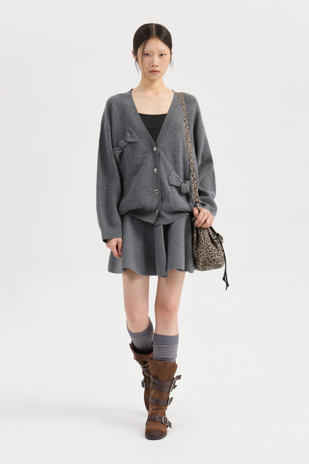 [Re-Order] 플레어 니트 스커트 (멜란지 그레이)는 가을과 겨울, 페미닌하고 유니크한 스타일을 연출하는 여성용 스커트입니다. 울과 코튼 혼방의 탄탄한 두께감으로 제작되어, 슬림핏 플레어 라인이 체형 보완에 도움을 줍니다. 멜란지 그레이 컬러의 무지 디자인으로, 다양한 상의와 레이어드하여 클래식, 미니멀, 걸리시한 스타일을 완성할 수 있습니다. 뒤 포켓 리본 디테일이 돋보이며, 가디건이나 풀오버와 세트로 착용하여 데이트룩, 카페룩, 겨울 데일리룩을 연출하기 좋습니다.
